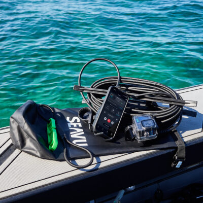Seavu Seeker Starter Kit 船上配备防水盒中的 GoPro Hero13，通过接收器和发射器连接到 iPhone