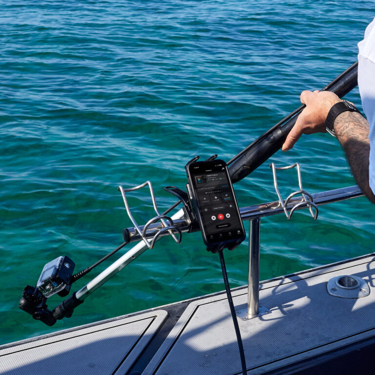 GoPro Hero13 安装在 Seavu Seeker 杆式支架上，手机在 GoPro Quik 应用中显示实时预览