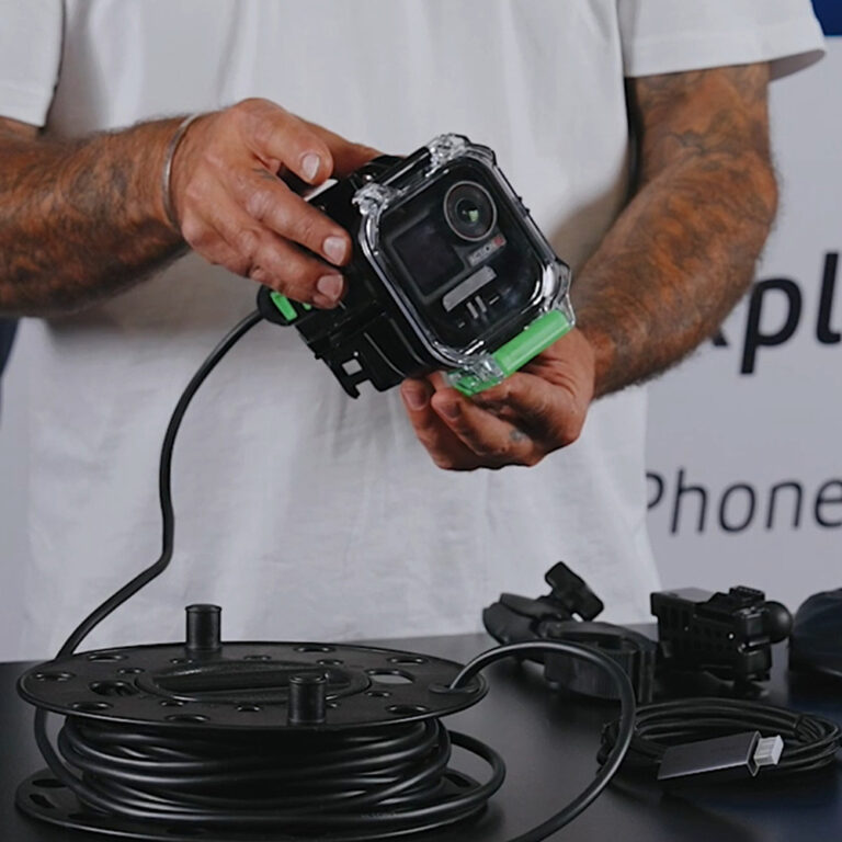 Seavu Explorer+ Pro 套件明信片方形图片，展示了水下外壳、DisplayPort HDMI 适配器和连接的显示器。