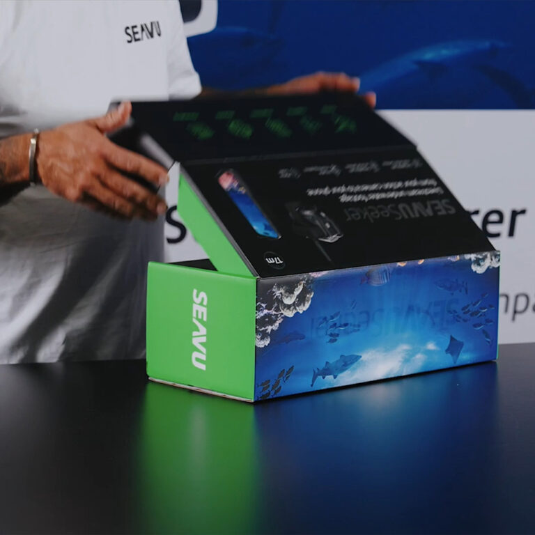 Seavu Seeker Marine Kit 明信片方形图片，展示了水下摄像头、电缆和手机上的实时画面。