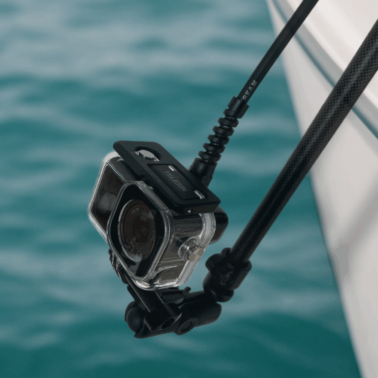 Seavu 碳纤维延长杆与 DJI Action 5 Pro 一起安装在防水​​盒中，可用于水下直播