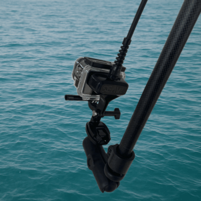 Seavu Seeker Pole Kit 配备 DJI Action 5 Pro，防水盒装，安装在延长杆上，配有可见接收器和动作线，可用于水下直播