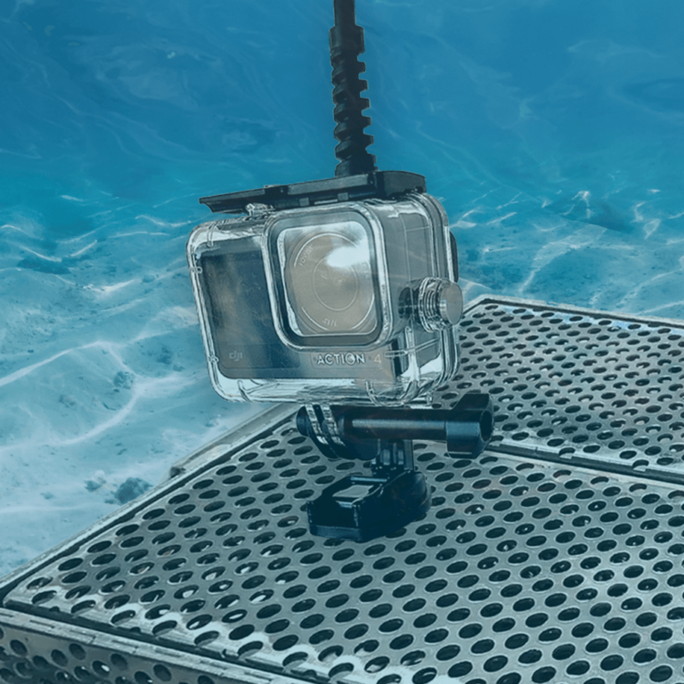 Seavu Seeker 通用支架，可安装在水下运动相机上。